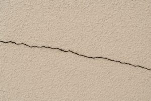 クラックは危険？放置のリスクと補修法